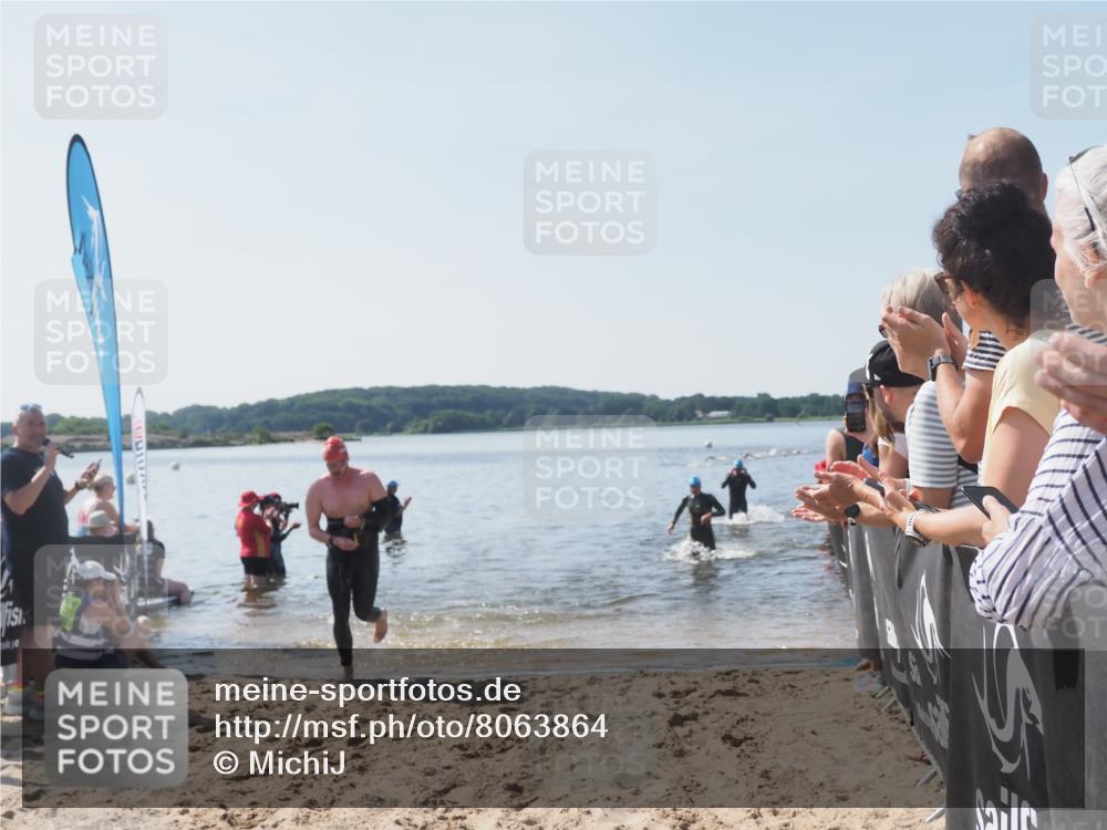 22.06.2025 - Viking Triathlon MichiJ http://msf.ph/oto/8063864 22.06.2025 10:26:15 Schwimmen 9, 526, 617 meine-sportfotos.de