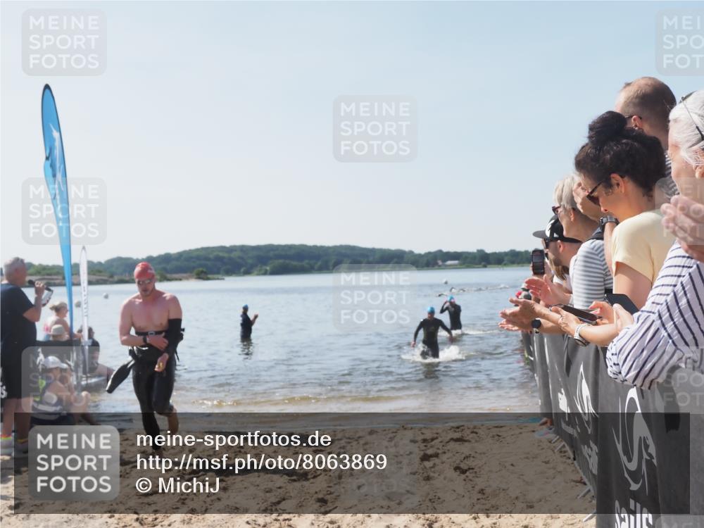 22.06.2025 - Viking Triathlon MichiJ http://msf.ph/oto/8063869 22.06.2025 10:26:16 Schwimmen 9, 526, 617 meine-sportfotos.de