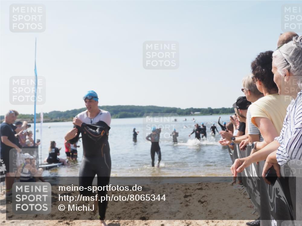 22.06.2025 - Viking Triathlon MichiJ http://msf.ph/oto/8065344 22.06.2025 10:30:59 Schwimmen 45, 162, 237, 347, 352, 444, 510, 549 meine-sportfotos.de