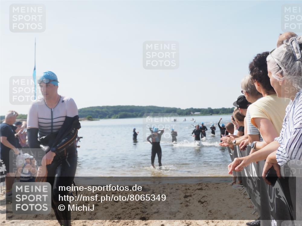 22.06.2025 - Viking Triathlon MichiJ http://msf.ph/oto/8065349 22.06.2025 10:30:59 Schwimmen 45, 162, 237, 347, 352, 444, 510, 549 meine-sportfotos.de