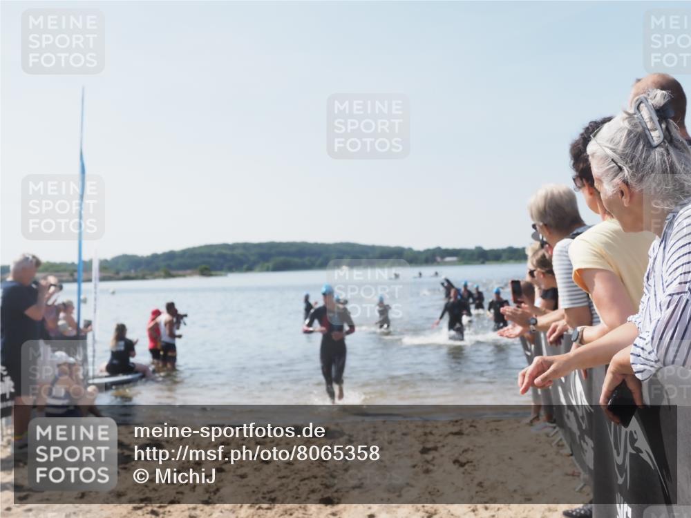 22.06.2025 - Viking Triathlon MichiJ http://msf.ph/oto/8065358 22.06.2025 10:31:00 Schwimmen 45, 162, 237, 330, 347, 352, 444, 510, 549 meine-sportfotos.de