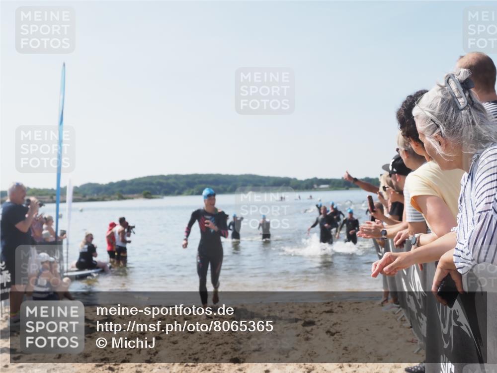 22.06.2025 - Viking Triathlon MichiJ http://msf.ph/oto/8065365 22.06.2025 10:31:01 Schwimmen 45, 162, 237, 330, 347, 352, 510, 549 meine-sportfotos.de