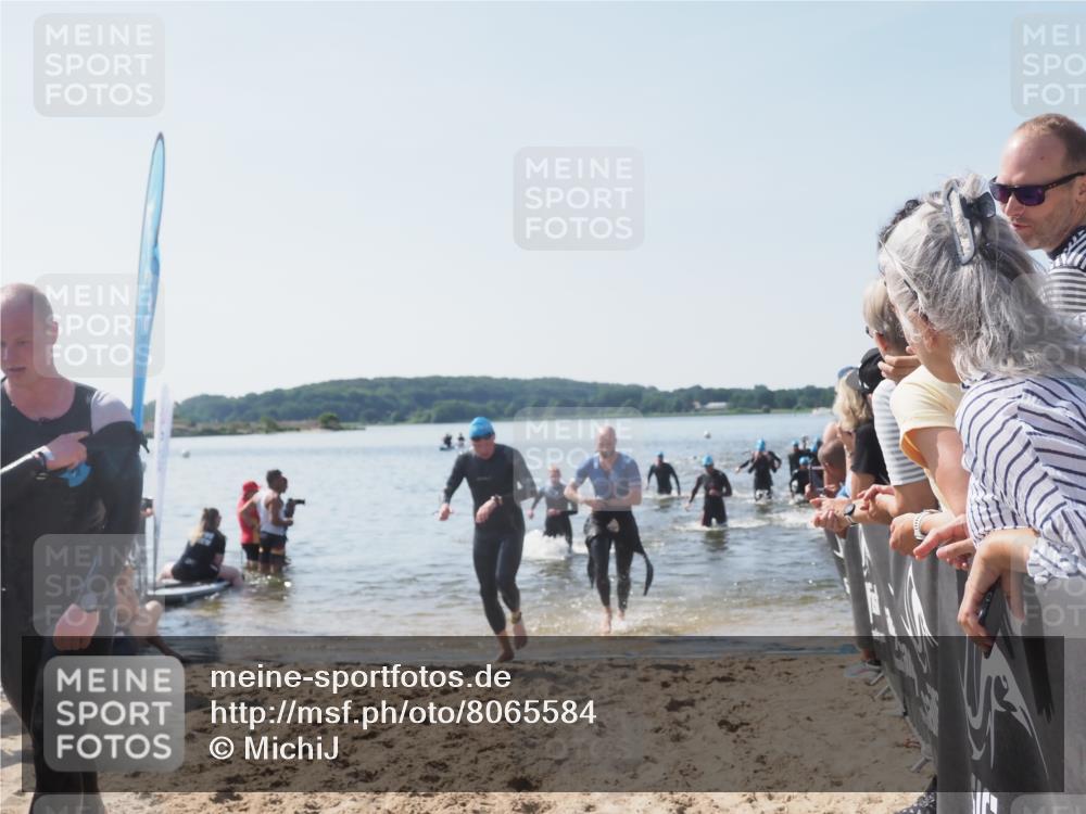 22.06.2025 - Viking Triathlon MichiJ http://msf.ph/oto/8065584 22.06.2025 10:31:37 Schwimmen 3, 8, 98, 99, 137, 158, 189, 224, 340, 350, 469, 555, 613, 648 meine-sportfotos.de