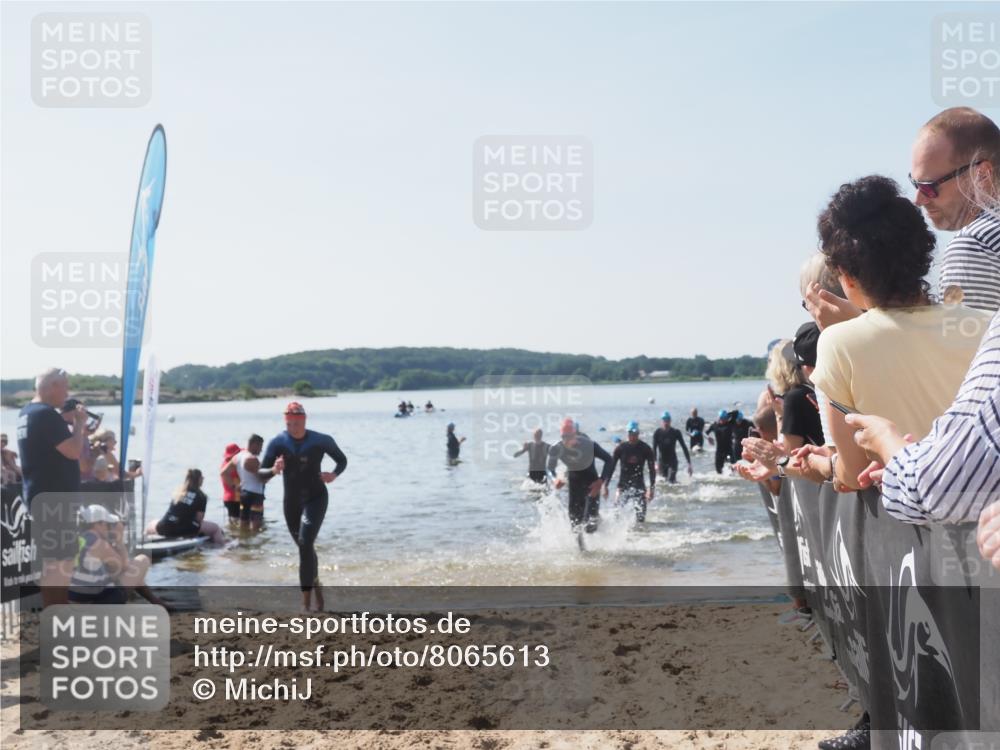 22.06.2025 - Viking Triathlon MichiJ http://msf.ph/oto/8065613 22.06.2025 10:31:41 Schwimmen 98, 99, 124, 125, 137, 158, 189, 224, 340, 350, 507, 555, 613, 648 meine-sportfotos.de