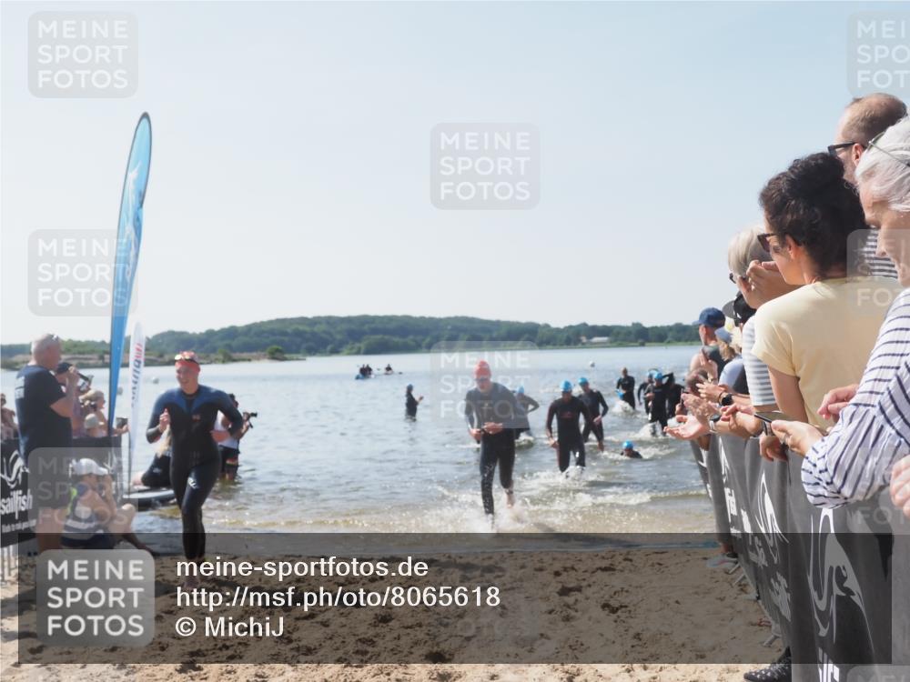 22.06.2025 - Viking Triathlon MichiJ http://msf.ph/oto/8065618 22.06.2025 10:31:42 Schwimmen 98, 99, 124, 125, 137, 158, 189, 224, 340, 350, 507, 555, 613, 648 meine-sportfotos.de