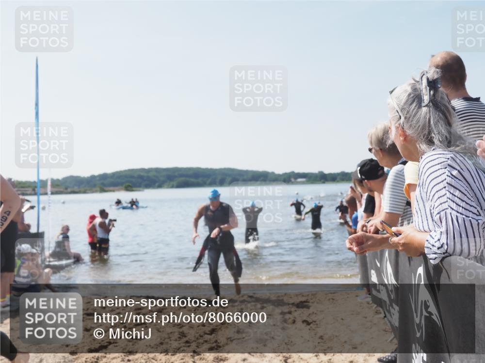 22.06.2025 - Viking Triathlon MichiJ http://msf.ph/oto/8066000 22.06.2025 10:32:39 Schwimmen 80, 170, 208, 278, 492, 554 meine-sportfotos.de