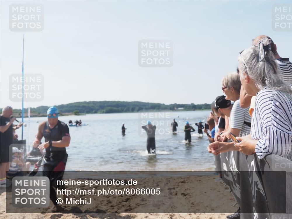 22.06.2025 - Viking Triathlon MichiJ http://msf.ph/oto/8066005 22.06.2025 10:32:40 Schwimmen 80, 170, 208, 278, 554 meine-sportfotos.de