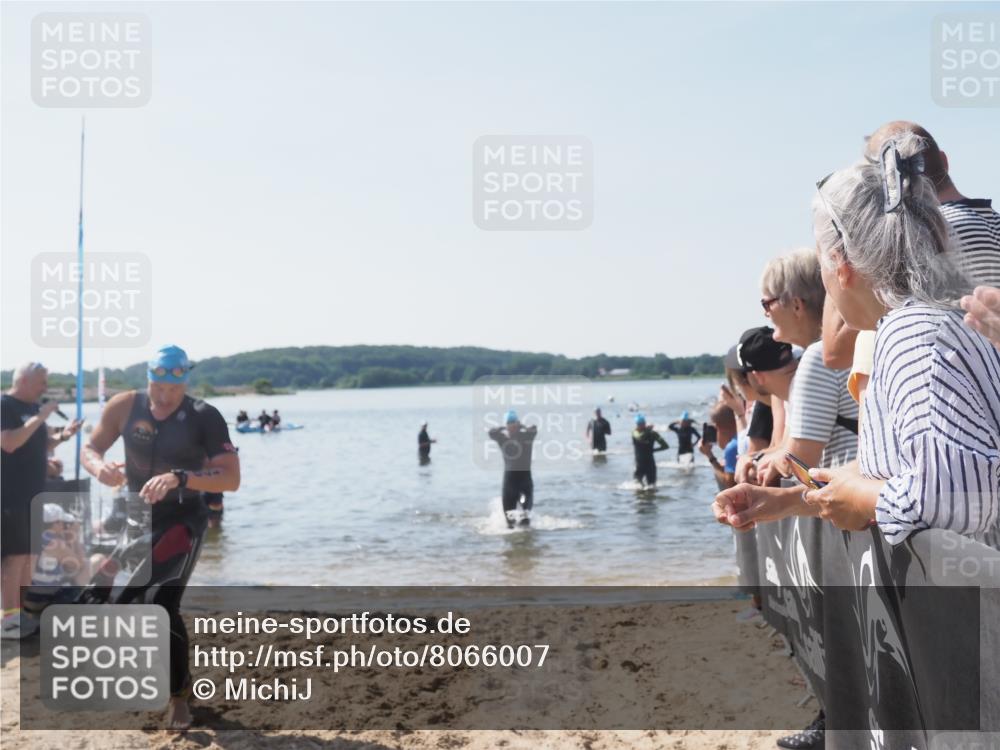 22.06.2025 - Viking Triathlon MichiJ http://msf.ph/oto/8066007 22.06.2025 10:32:40 Schwimmen 80, 170, 208, 278, 554 meine-sportfotos.de