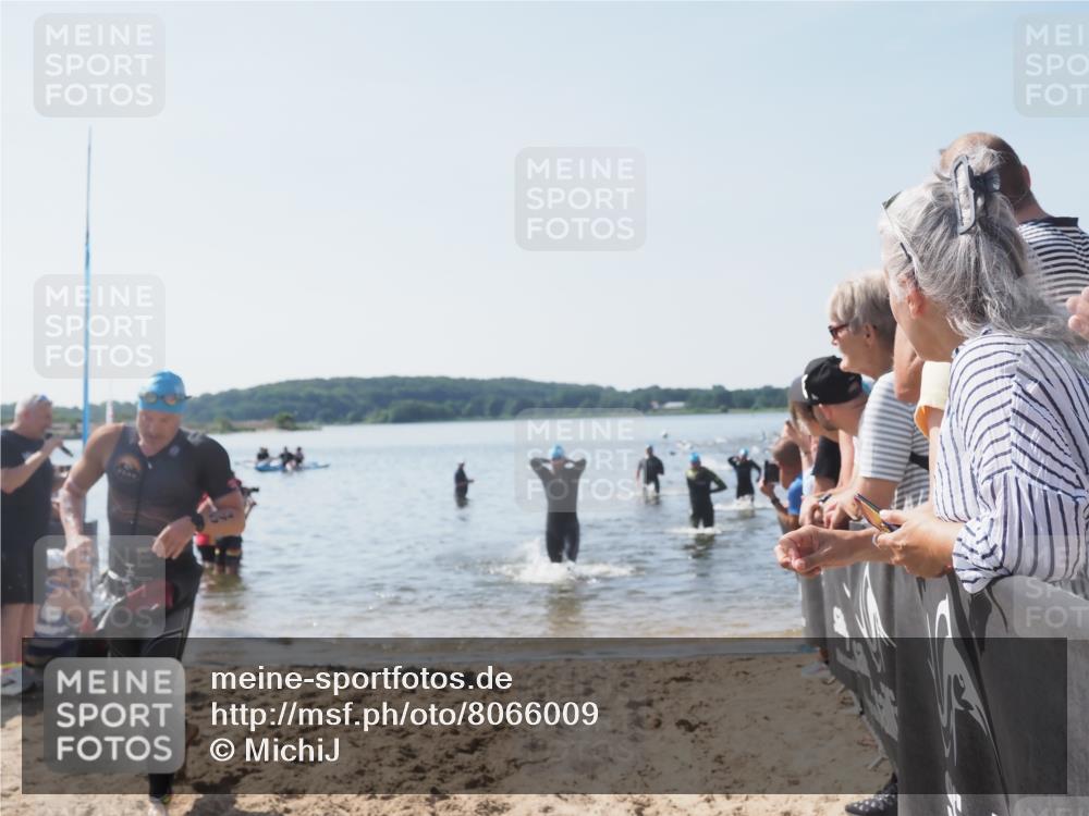 22.06.2025 - Viking Triathlon MichiJ http://msf.ph/oto/8066009 22.06.2025 10:32:41 Schwimmen 80, 170, 208, 278, 554 meine-sportfotos.de