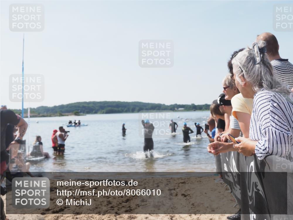 22.06.2025 - Viking Triathlon MichiJ http://msf.ph/oto/8066010 22.06.2025 10:32:41 Schwimmen 80, 170, 208, 278, 554 meine-sportfotos.de