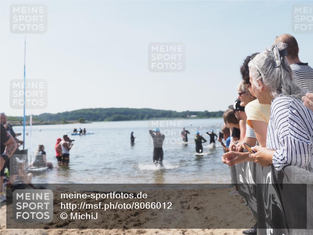 22.06.2025 - Viking Triathlon MichiJ http://msf.ph/oto/8066012 22.06.2025 10:32:41 Schwimmen 80, 170, 208, 278, 554 meine-sportfotos.de