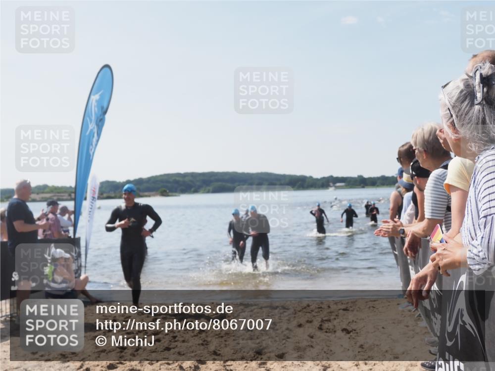 22.06.2025 - Viking Triathlon MichiJ http://msf.ph/oto/8067007 22.06.2025 10:36:25 Schwimmen 42, 88, 101, 232, 251, 334, 407 meine-sportfotos.de
