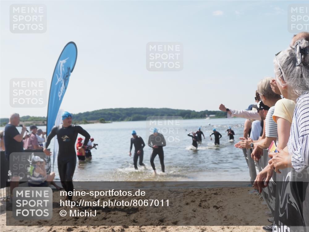22.06.2025 - Viking Triathlon MichiJ http://msf.ph/oto/8067011 22.06.2025 10:36:25 Schwimmen 42, 88, 101, 232, 251, 334, 407 meine-sportfotos.de