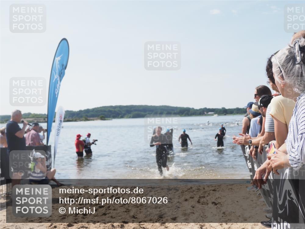 22.06.2025 - Viking Triathlon MichiJ http://msf.ph/oto/8067026 22.06.2025 10:36:32 Schwimmen 42, 88, 232, 251, 332 meine-sportfotos.de