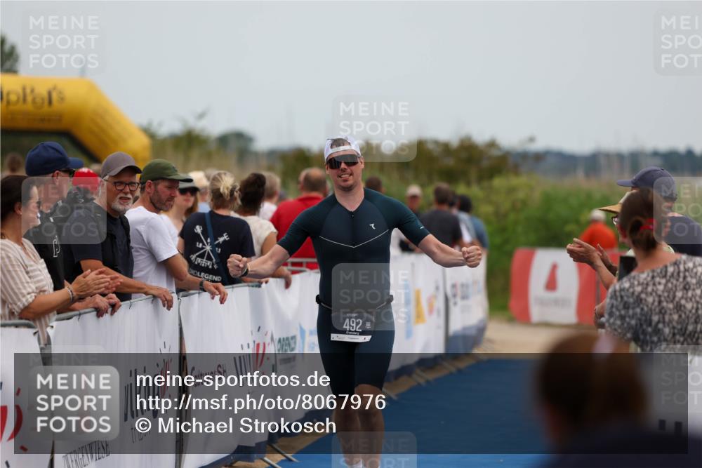 22.06.2025 - Viking Triathlon Michael Strokosch http://msf.ph/oto/8067976 22.06.2025 15:05:49 Ziel 491, 492 meine-sportfotos.de