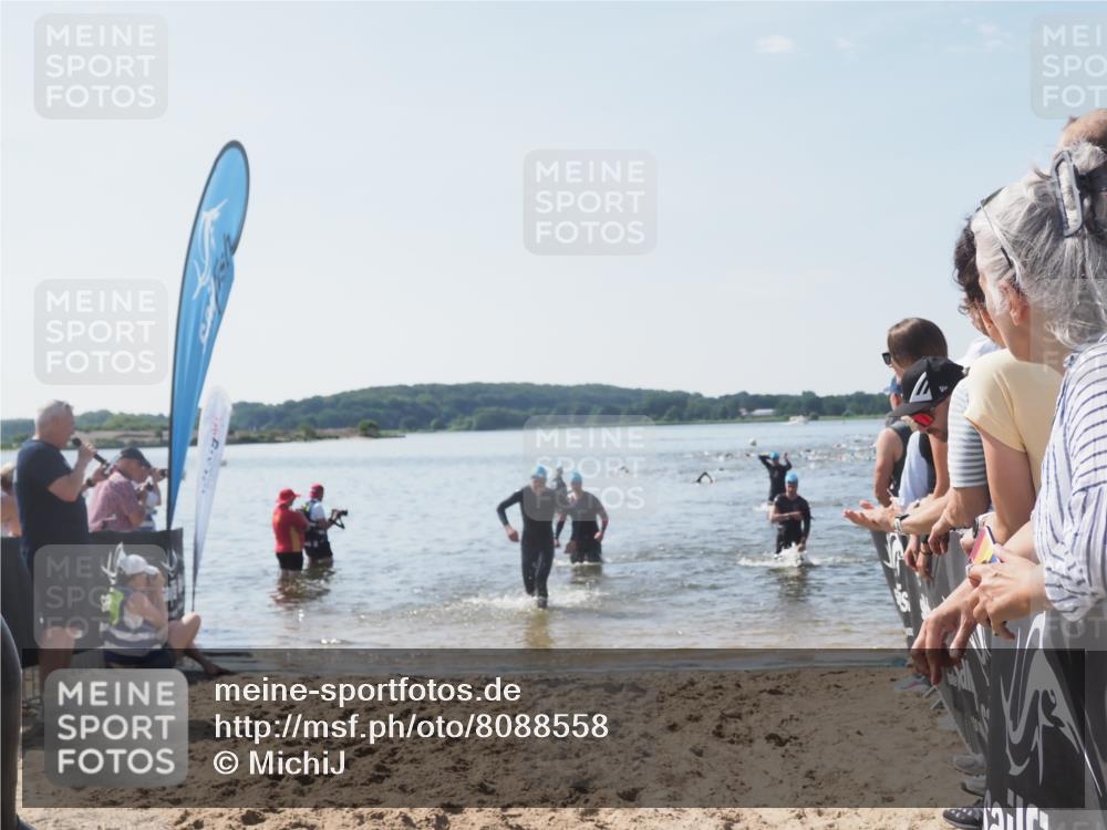 22.06.2025 - Viking Triathlon MichiJ http://msf.ph/oto/8088558 22.06.2025 10:36:36 Schwimmen 42, 88, 232, 251, 332 meine-sportfotos.de