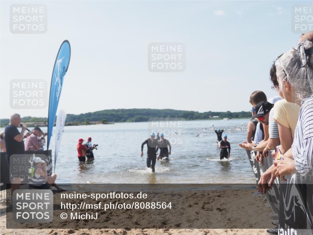 22.06.2025 - Viking Triathlon MichiJ http://msf.ph/oto/8088564 22.06.2025 10:36:36 Schwimmen 42, 88, 232, 251, 332 meine-sportfotos.de