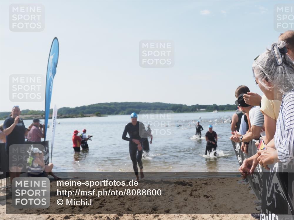 22.06.2025 - Viking Triathlon MichiJ http://msf.ph/oto/8088600 22.06.2025 10:36:38 Schwimmen 42, 232, 251, 332 meine-sportfotos.de