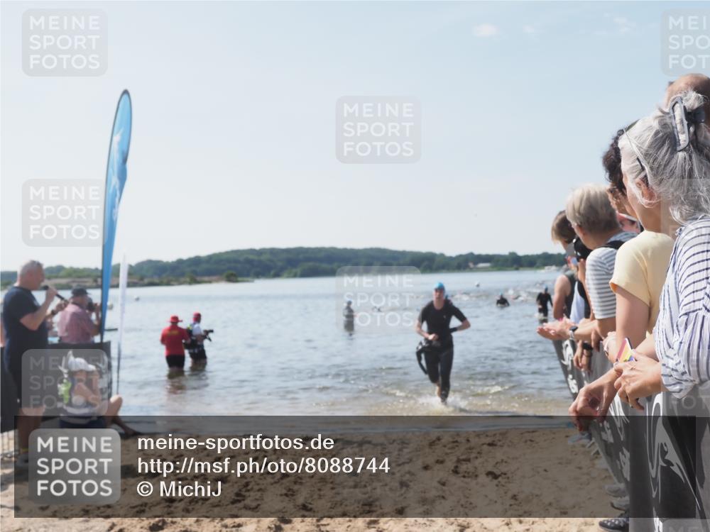 22.06.2025 - Viking Triathlon MichiJ http://msf.ph/oto/8088744 22.06.2025 10:36:46 Schwimmen 331, 332 meine-sportfotos.de