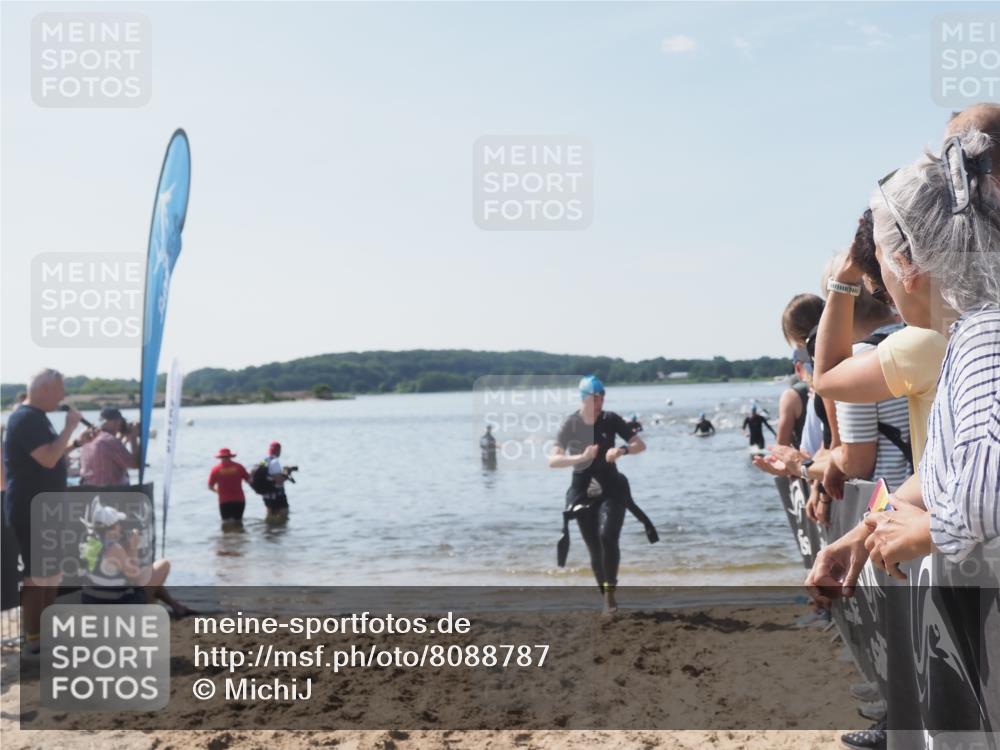 22.06.2025 - Viking Triathlon MichiJ http://msf.ph/oto/8088787 22.06.2025 10:36:47 Schwimmen 331, 332 meine-sportfotos.de
