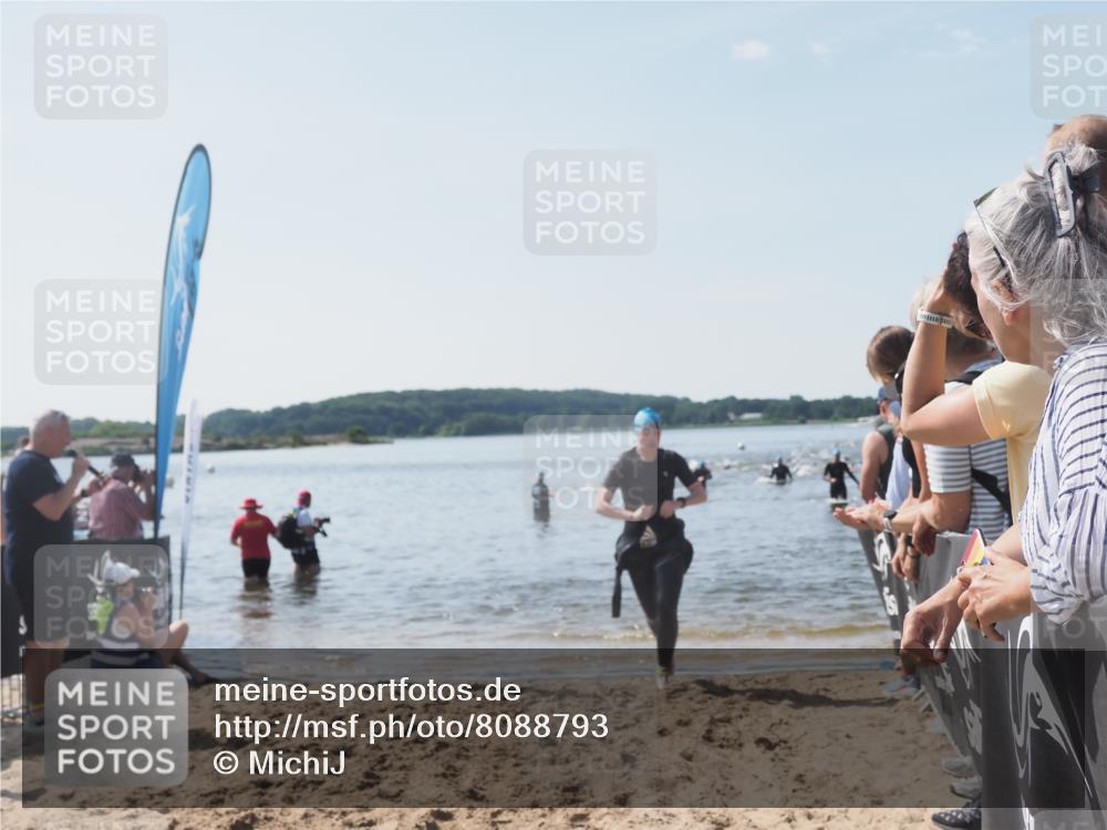 22.06.2025 - Viking Triathlon MichiJ http://msf.ph/oto/8088793 22.06.2025 10:36:47 Schwimmen 331, 332 meine-sportfotos.de