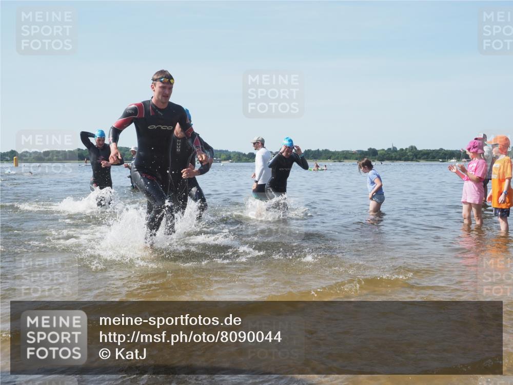 22.06.2025 - Viking Triathlon KatJ http://msf.ph/oto/8090044 22.06.2025 10:25:52 Schwimmen 10, 49, 420, 455, 485, 544, 557, 642 meine-sportfotos.de