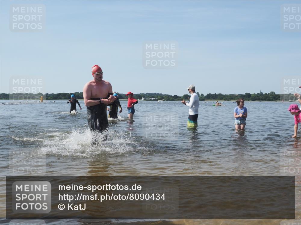 22.06.2025 - Viking Triathlon KatJ http://msf.ph/oto/8090434 22.06.2025 10:26:14 Schwimmen 9, 526, 617 meine-sportfotos.de