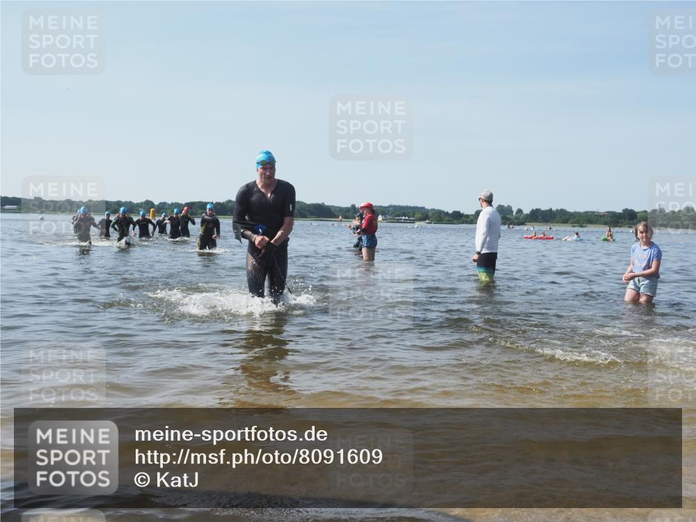 22.06.2025 - Viking Triathlon KatJ http://msf.ph/oto/8091609 22.06.2025 10:27:46 Schwimmen 1, 90, 176, 198, 230, 534, 616 meine-sportfotos.de