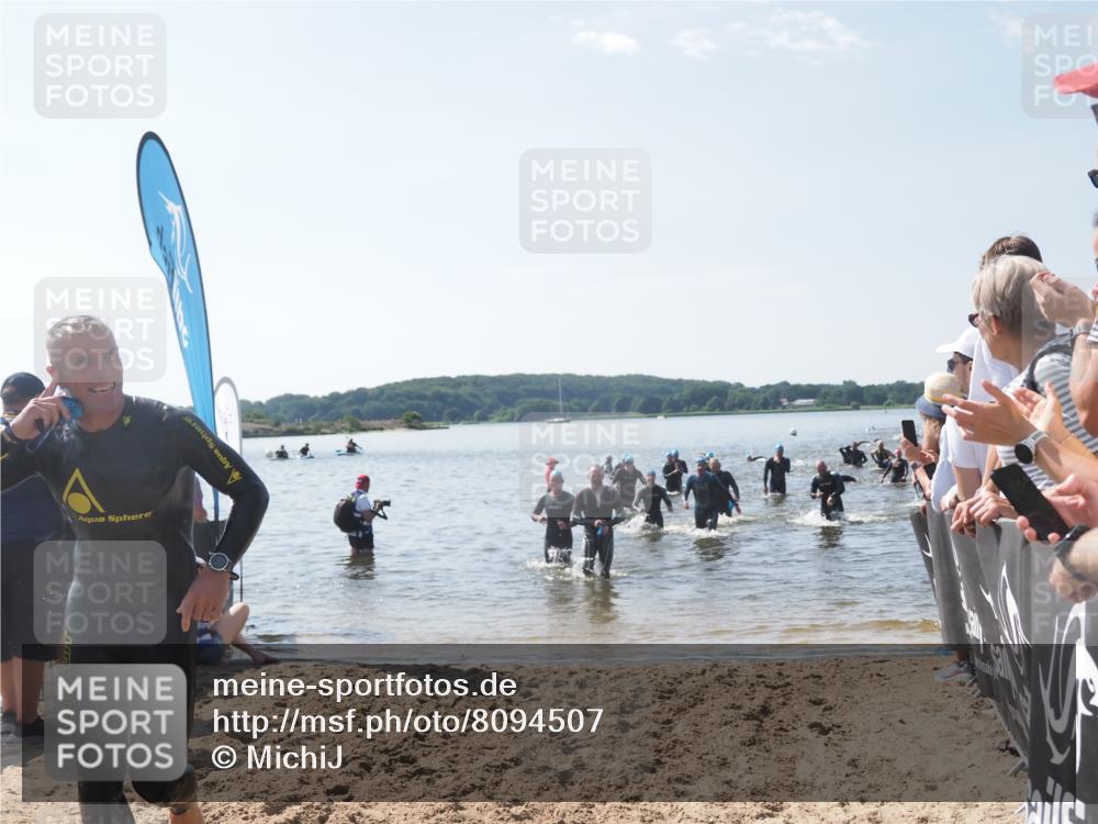 22.06.2025 - Viking Triathlon MichiJ http://msf.ph/oto/8094507 22.06.2025 10:40:21 Schwimmen 228, 254, 291, 375, 379, 385, 394, 487, 511, 517, 553 meine-sportfotos.de