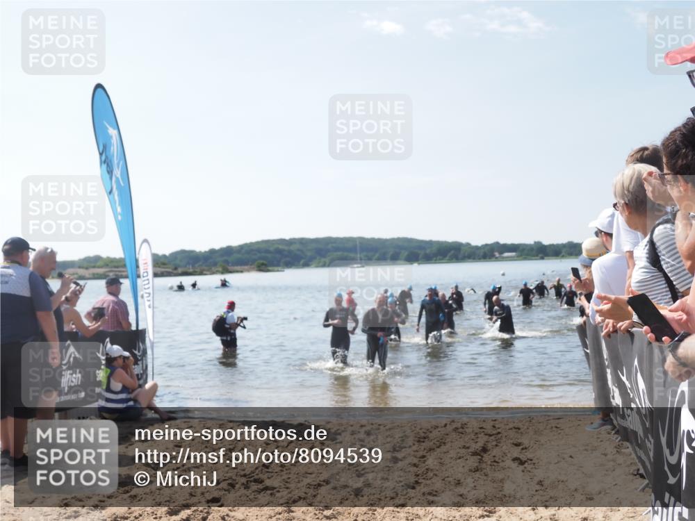 22.06.2025 - Viking Triathlon MichiJ http://msf.ph/oto/8094539 22.06.2025 10:40:22 Schwimmen 44, 228, 254, 291, 375, 379, 385, 394, 487, 511, 517, 553 meine-sportfotos.de