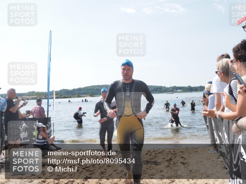 22.06.2025 - Viking Triathlon MichiJ http://msf.ph/oto/8095434 22.06.2025 10:40:55 Schwimmen 59, 266, 389, 397, 462, 530 meine-sportfotos.de