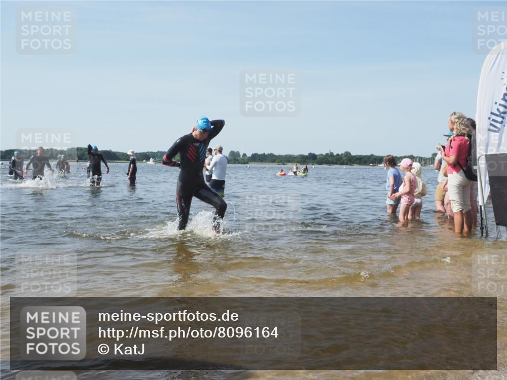 22.06.2025 - Viking Triathlon KatJ http://msf.ph/oto/8096164 22.06.2025 10:30:59 Schwimmen 45, 162, 237, 347, 352, 444, 510, 549 meine-sportfotos.de