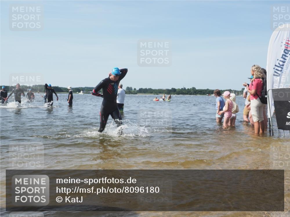 22.06.2025 - Viking Triathlon KatJ http://msf.ph/oto/8096180 22.06.2025 10:30:59 Schwimmen 45, 162, 237, 347, 352, 444, 510, 549 meine-sportfotos.de
