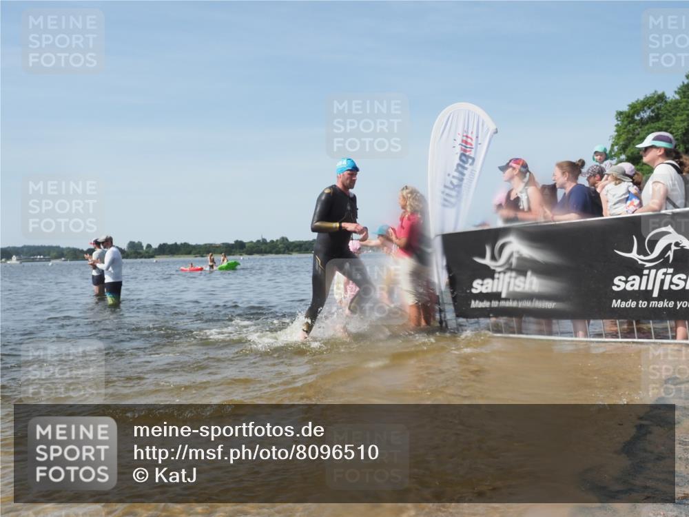 22.06.2025 - Viking Triathlon KatJ http://msf.ph/oto/8096510 22.06.2025 10:31:07 Schwimmen 45, 216, 237, 330, 347, 352, 510, 549 meine-sportfotos.de