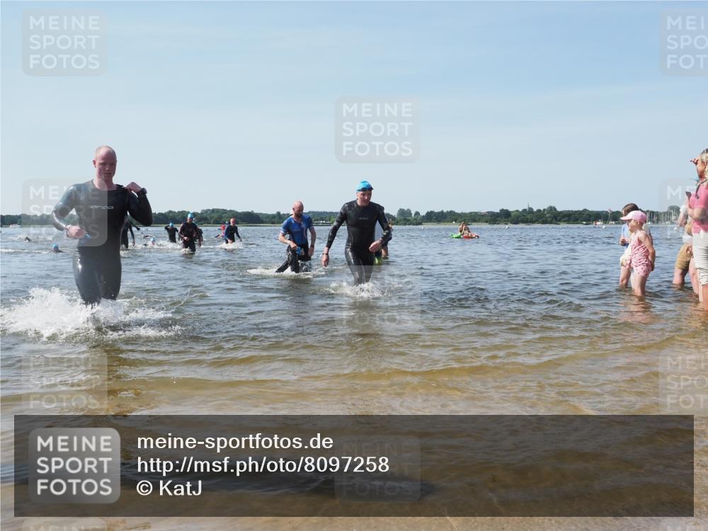 22.06.2025 - Viking Triathlon KatJ http://msf.ph/oto/8097258 22.06.2025 10:31:33 Schwimmen 3, 8, 98, 137, 158, 189, 311, 340, 350, 469, 613, 648 meine-sportfotos.de