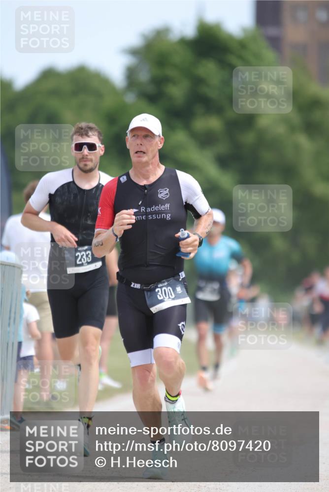 22.06.2025 - Viking Triathlon H.Heesch http://msf.ph/oto/8097420 22.06.2025 13:13:10 Laufen 113, 226, 233, 300, 610 meine-sportfotos.de