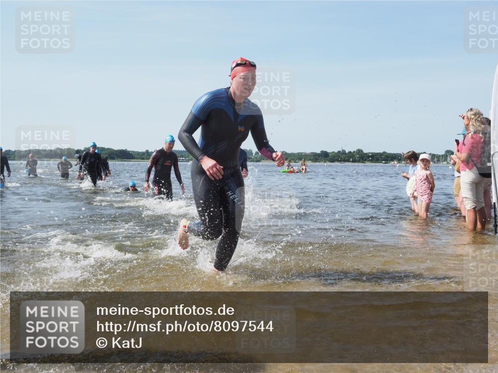 22.06.2025 - Viking Triathlon KatJ http://msf.ph/oto/8097544 22.06.2025 10:31:41 Schwimmen 98, 99, 124, 125, 137, 158, 189, 224, 340, 350, 507, 555, 613, 648 meine-sportfotos.de