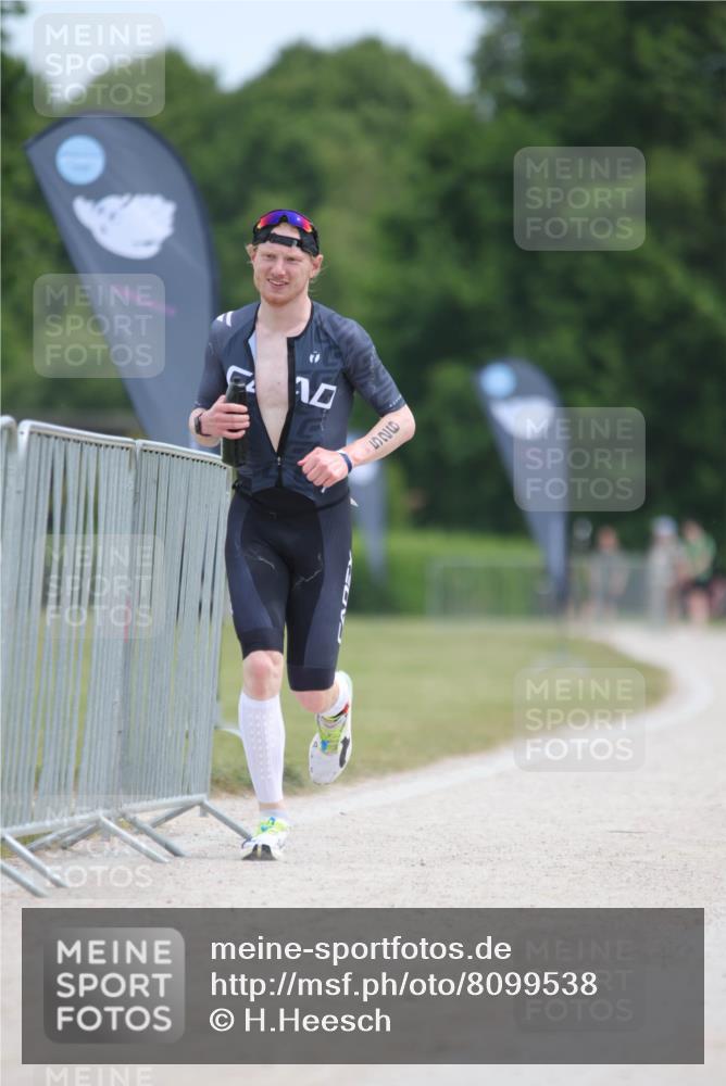 22.06.2025 - Viking Triathlon H.Heesch http://msf.ph/oto/8099538 22.06.2025 12:46:25 Laufen 526 meine-sportfotos.de
