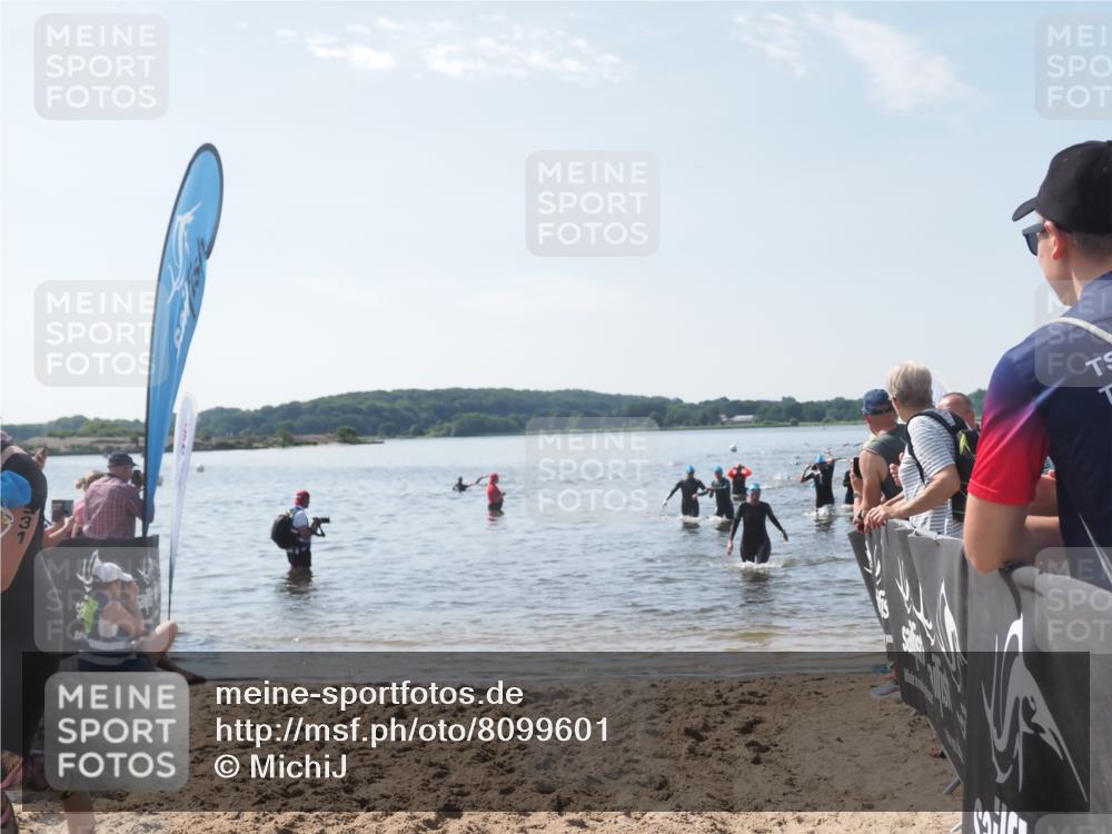 22.06.2025 - Viking Triathlon MichiJ http://msf.ph/oto/8099601 22.06.2025 10:43:55 Schwimmen 41, 249, 362, 442, 531, 627, 637 meine-sportfotos.de