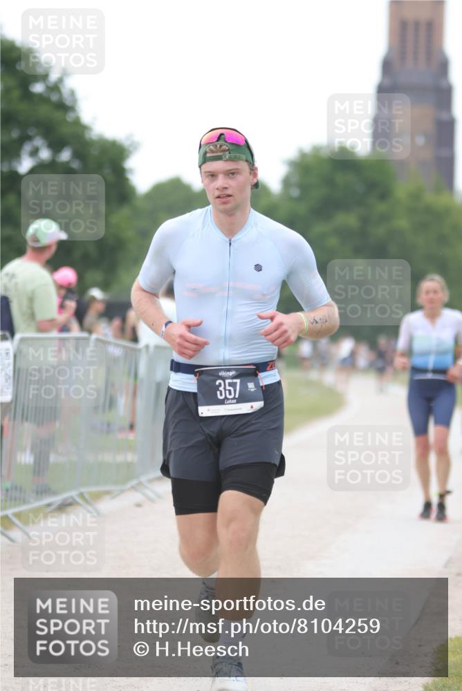22.06.2025 - Viking Triathlon H.Heesch http://msf.ph/oto/8104259 22.06.2025 15:54:59 Laufen 357, 498 meine-sportfotos.de