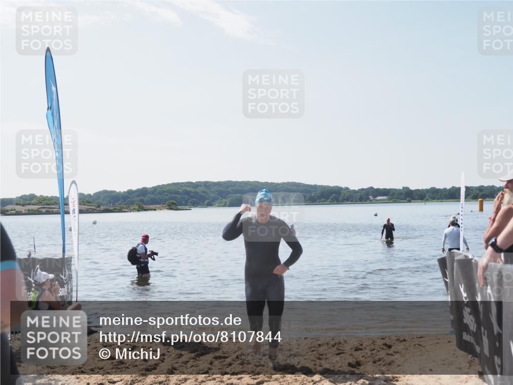 22.06.2025 - Viking Triathlon MichiJ http://msf.ph/oto/8107844 22.06.2025 10:53:38 Schwimmen 241 meine-sportfotos.de