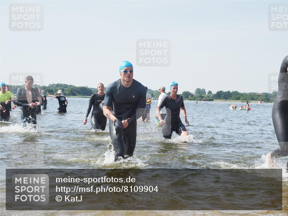 22.06.2025 - Viking Triathlon KatJ http://msf.ph/oto/8109904 22.06.2025 10:39:03 Schwimmen 26, 40, 57, 79, 148, 181, 185, 210, 295, 336, 351, 408, 416, 451, 654 meine-sportfotos.de