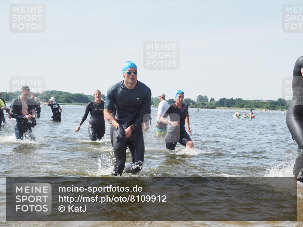 22.06.2025 - Viking Triathlon KatJ http://msf.ph/oto/8109912 22.06.2025 10:39:03 Schwimmen 26, 40, 57, 79, 148, 181, 185, 210, 295, 336, 351, 408, 416, 451, 654 meine-sportfotos.de