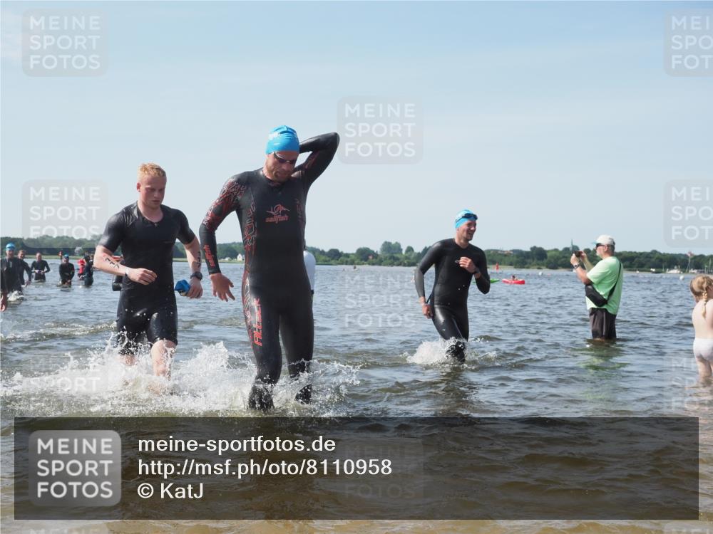 22.06.2025 - Viking Triathlon KatJ http://msf.ph/oto/8110958 22.06.2025 10:39:36 Schwimmen 25, 29, 86, 93, 117, 138, 150, 244, 298, 324, 337, 423, 474, 529 meine-sportfotos.de