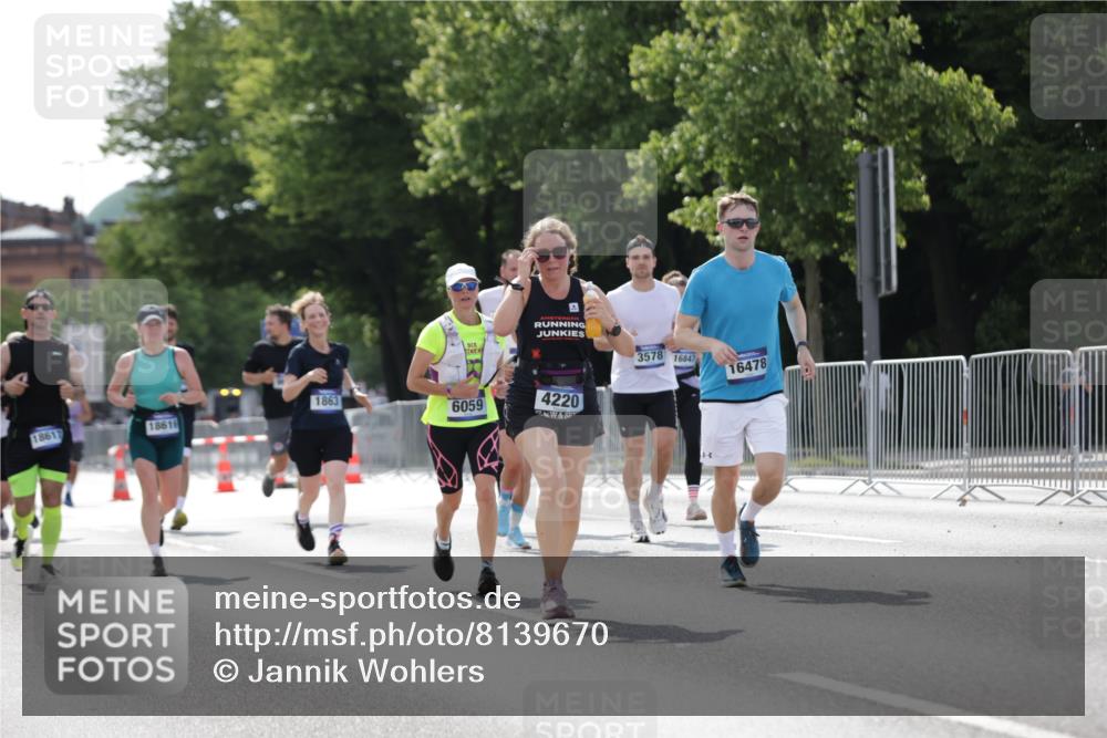 29.06.2025 - hella hamburg halbmarathon Jannik Wohlers http://msf.ph/oto/8139670 29.06.2025 10:04:49 Lombardsbrücke 1863, 2288, 2424, 3071, 3413, 3578, 4220, 6059, 6907, 6908, 7826, 8089, 8999, 9007, 9075, 9165, 9559, 9680, 10694, 12557, 13221, 13327, 13717, 14203, 16478, 16847, 17707, 18189, 18616, 18617, 19034 meine-sportfotos.de