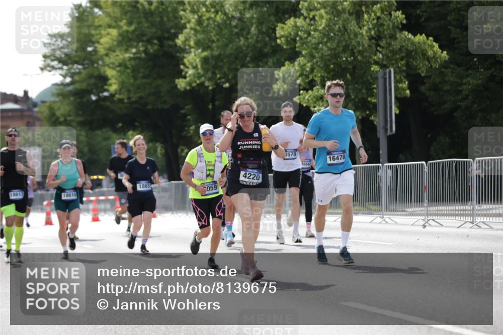29.06.2025 - hella hamburg halbmarathon Jannik Wohlers http://msf.ph/oto/8139675 29.06.2025 10:04:49 Lombardsbrücke 1863, 2288, 2424, 3071, 3413, 3578, 4220, 6059, 6907, 6908, 7826, 8089, 8999, 9007, 9075, 9165, 9559, 9680, 10694, 12557, 13221, 13327, 13717, 14203, 16478, 16847, 17707, 18189, 18616, 18617, 19034 meine-sportfotos.de