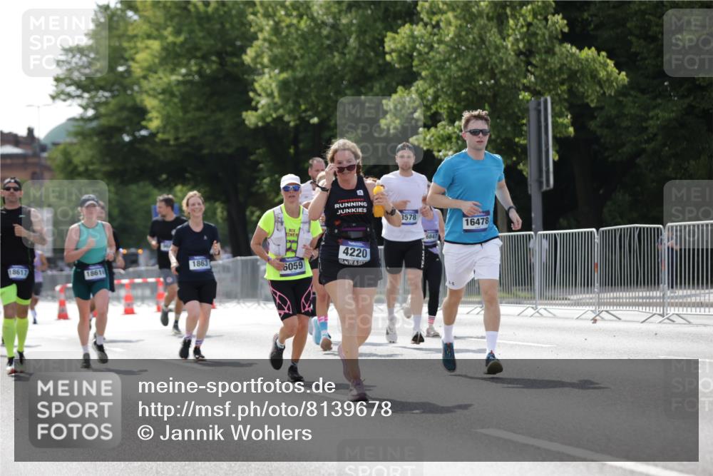 29.06.2025 - hella hamburg halbmarathon Jannik Wohlers http://msf.ph/oto/8139678 29.06.2025 10:04:49 Lombardsbrücke 1863, 2288, 2424, 3071, 3413, 3578, 4220, 6059, 6907, 6908, 7826, 8089, 8999, 9007, 9075, 9165, 9559, 9680, 10694, 12557, 13221, 13327, 13717, 14203, 16478, 16847, 17707, 18189, 18616, 18617, 19034 meine-sportfotos.de