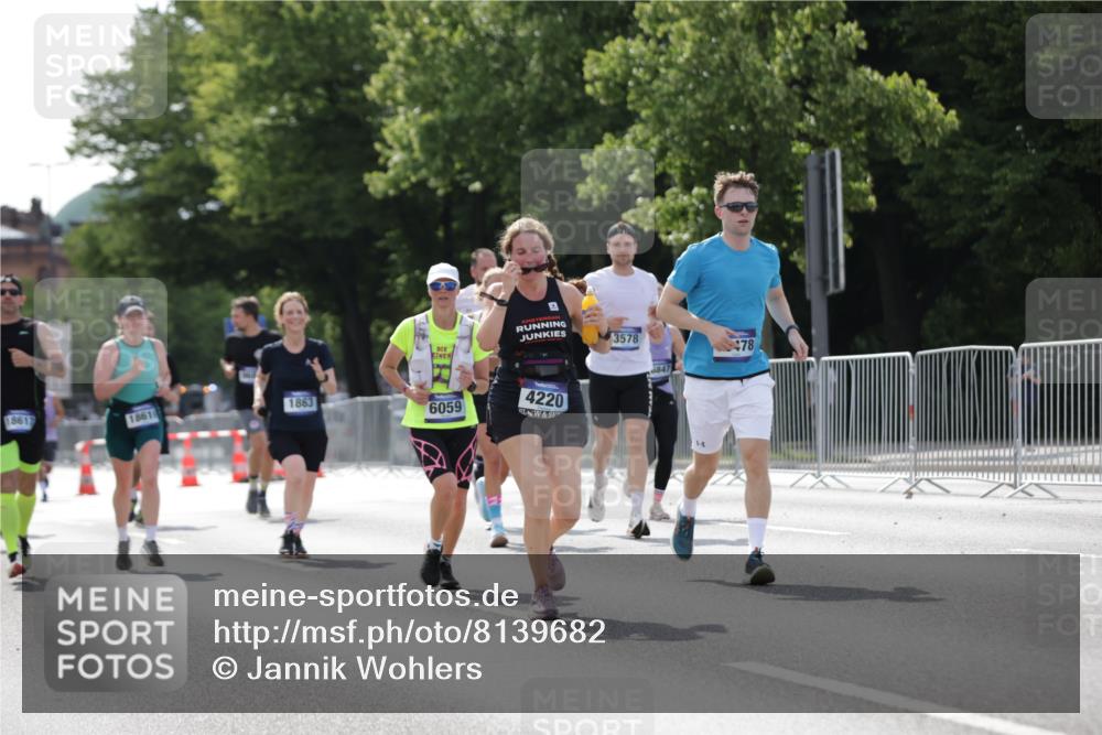 29.06.2025 - hella hamburg halbmarathon Jannik Wohlers http://msf.ph/oto/8139682 29.06.2025 10:04:49 Lombardsbrücke 1863, 2288, 2424, 3071, 3413, 3578, 4220, 6059, 6907, 6908, 7826, 8089, 8999, 9007, 9075, 9165, 9559, 9680, 10694, 12557, 13221, 13327, 13717, 14203, 16478, 16847, 17707, 18189, 18616, 18617, 19034 meine-sportfotos.de