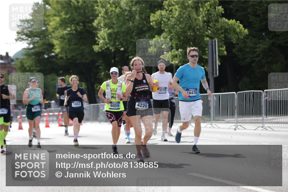 29.06.2025 - hella hamburg halbmarathon Jannik Wohlers http://msf.ph/oto/8139685 29.06.2025 10:04:49 Lombardsbrücke 1863, 2288, 2424, 3071, 3413, 3578, 4220, 6059, 6907, 6908, 7826, 8089, 8999, 9007, 9075, 9165, 9559, 9680, 10694, 12557, 13221, 13327, 13717, 14203, 16478, 16847, 17707, 18189, 18616, 18617, 19034 meine-sportfotos.de