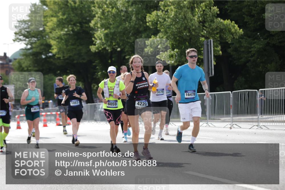 29.06.2025 - hella hamburg halbmarathon Jannik Wohlers http://msf.ph/oto/8139688 29.06.2025 10:04:49 Lombardsbrücke 1863, 2288, 2424, 3071, 3413, 3578, 4220, 6059, 6907, 6908, 7826, 8089, 8999, 9007, 9075, 9165, 9559, 9680, 10694, 12557, 13221, 13327, 13717, 14203, 16478, 16847, 17707, 18189, 18616, 18617, 19034 meine-sportfotos.de